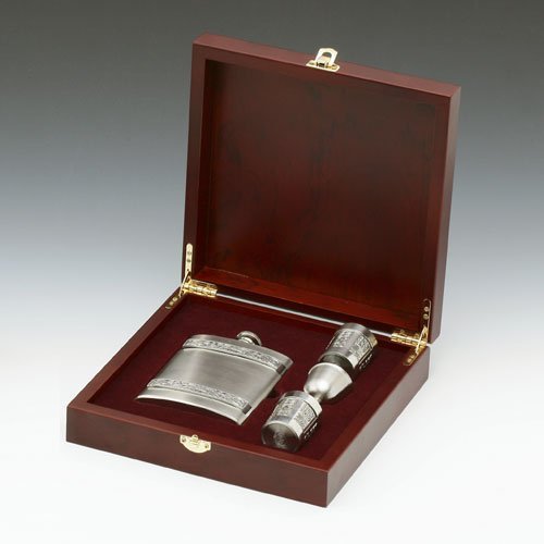 Personalized-Irish-8oz-Hip-Flask-and-Shot-Glasses-Gift-Set-in-a-Wooden-Presentation-Box-by-Mullingar-Pewter-0